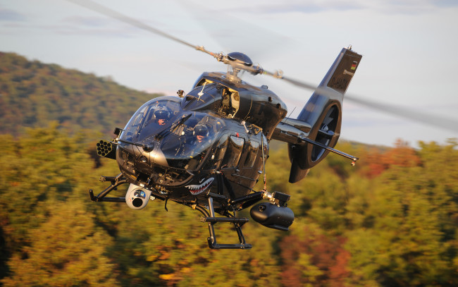 Обои картинки фото eurocopter ec145, авиация, вертолёты, вертолет, черный, военная, eurocopter, ec145, небо, полет
