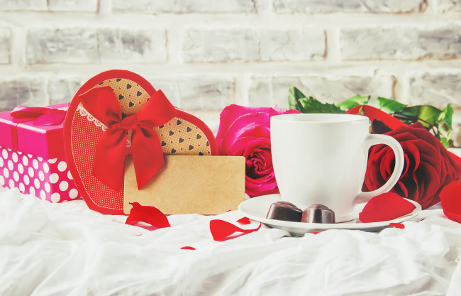 Обои картинки фото праздничные, день святого валентина,  сердечки,  любовь, чашка, розы, коробки, подарки