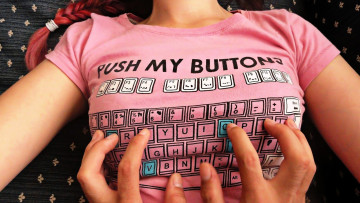 Картинка девушки -+женские+прелести коса грудь футболка руки кнопки