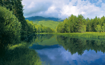 Картинка природа реки озера трава река вода гладь холмы небо облака отражение лето берег деревья лес