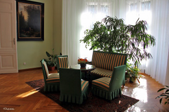 Картинка интерьер гостиная букет стулья стол картина