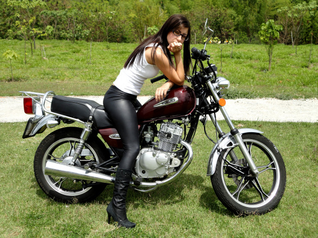 Обои картинки фото мотоциклы, мото, девушкой, suzuki, сапоги