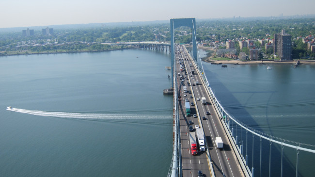 Обои картинки фото throgs, neck, bridge, new, york, city, города, нью, йорк, сша, east, river, ист-ривер, мост, река, машины, панорама