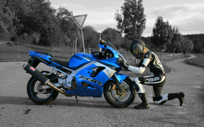 Обои картинки фото мотоциклы, мото, девушкой, знак, защита, дерево, дорога, шлем, костюм, перчатки, kawasaki