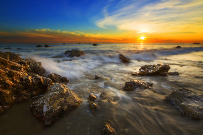 Обои картинки фото природа, восходы, закаты, горизонт, тучи, волны, камни, солнце, океан