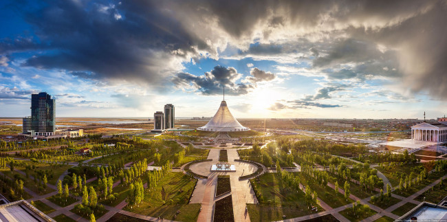 Обои картинки фото города, астана , казахстан, облака, небо, деревья, дома, небоскрёб, парк, астана, хан, шатыр