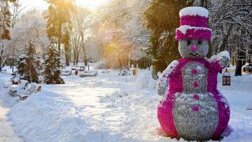 Картинка праздничные снеговики сугробы снег снеговик елки парк