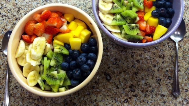Обои картинки фото еда, фрукты,  ягоды, черника, клубника, банан, киви