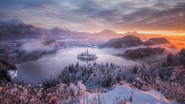 Обои картинки фото города, блед , словения, горы, озеро, остров, туман, зима