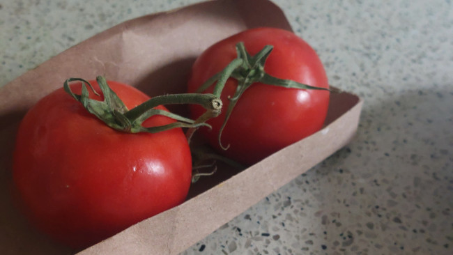 Обои картинки фото еда, помидоры, коробка, дуэт