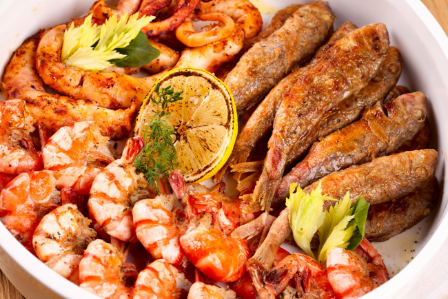 Обои картинки фото еда, рыбные блюда,  с морепродуктами, лимон, укроп, креветки, рыба, жареная