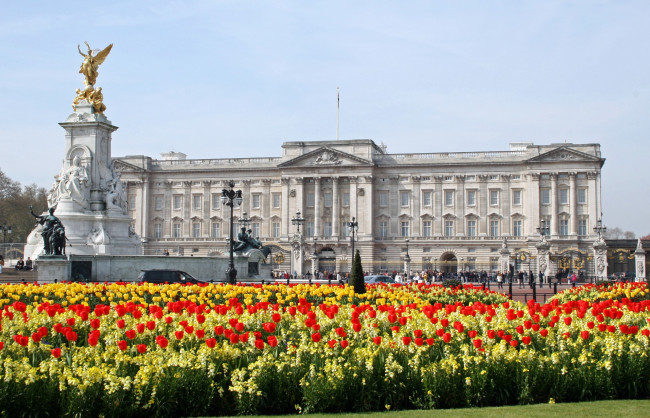 Обои картинки фото букингемский, дворец, англия, города, лондон, великобритания, цветы, статуи