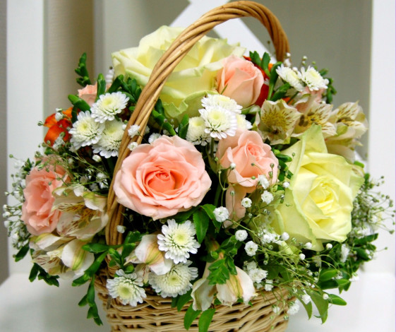 Обои картинки фото цветы, букеты, композиции, хризантемы, альстромерия, розы, корзина