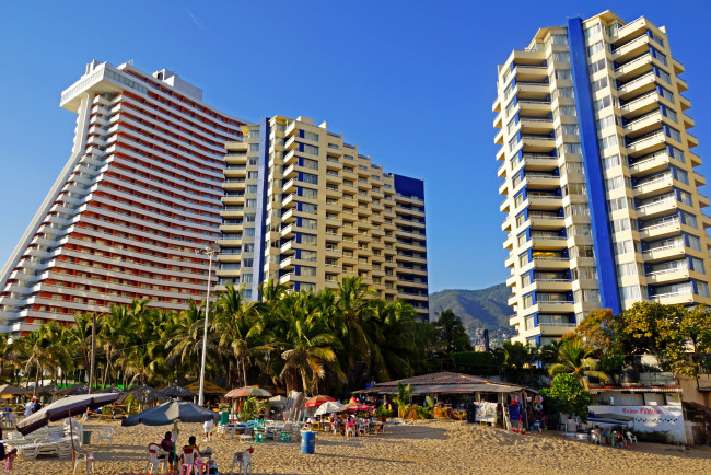 Обои картинки фото мексика, акапулько, города, здания, дома, пляж, кафе, столики, отдых, пальмы