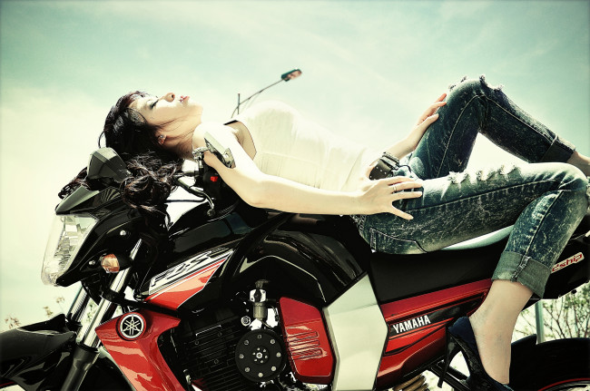 Обои картинки фото мотоциклы, мото, девушкой, yamaha, азиатка, джинсы