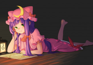 Картинка аниме touhou фиолетовые волосы лежит девушка книга зелёные глаза шляпка фонарь розовая