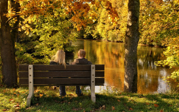 Картинка разное мужчина+женщина пара свидание парк лавка скамейка осень деревья озеро трава