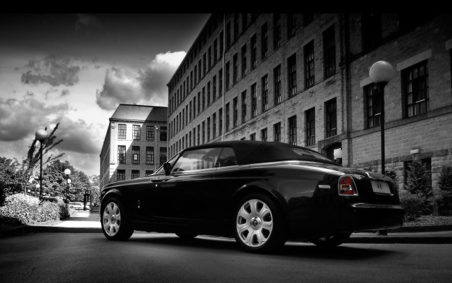 Обои картинки фото автомобили, rolls-royce, аллея, черно-белый, здания, дома, черный, роллс, ройс