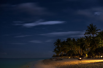 Картинка природа тропики постройки море песок пальмы пляж облака