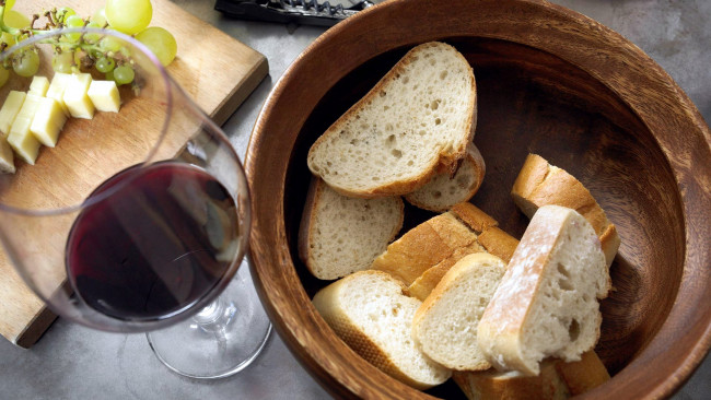 Обои картинки фото еда, разное, сыр, виноград, вино, хлеб