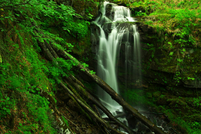 Обои картинки фото природа, водопады, водопад, осень, листья, вода, поток, waterfall, stream, water, leaves, autumn