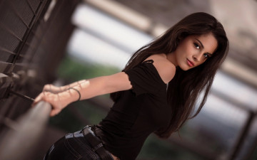 Картинка девушки -unsort+ брюнетки темноволосые обнаженные плечи модель брюнетка длинные волосы черная одежда глубина резкости рельсы рубашка