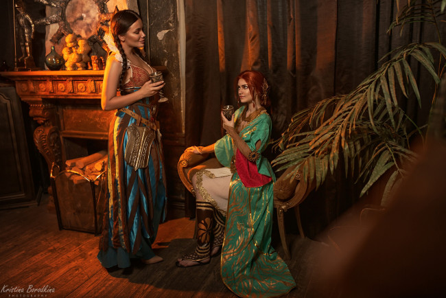 Обои картинки фото девушки, екатерина семадени, трисс, меригольд, косплей, филиппа, ведьмы, разговор, бокалы