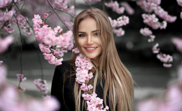 Картинка девушки -+лица +портреты весна цветущее дерево ветка улыбка ????? ??????? мария пучнина