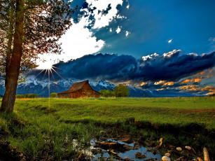 обоя mountain, cabin, природа, восходы, закаты, горы, дом, трава, луг
