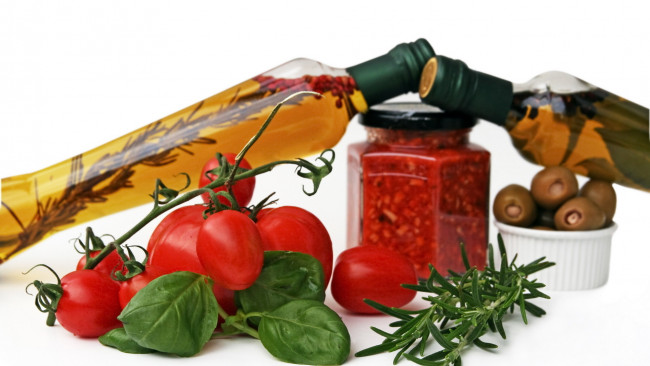 Обои картинки фото еда, разное, оливки, масло, розмарин, базилик, томаты