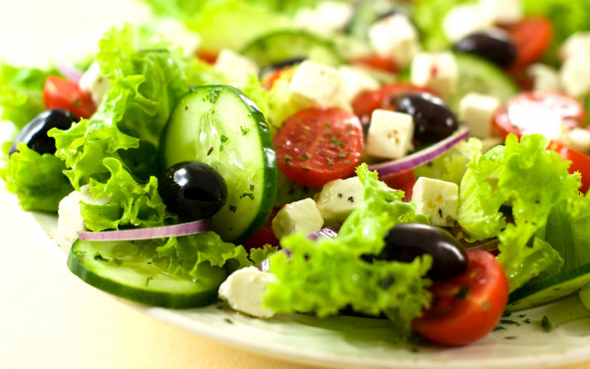 Обои картинки фото еда, салаты, закуски, салат, огурец, лук, маслины, помидор
