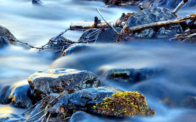Обои картинки фото smooth, water, flow, природа, вода, поток, камни, бревна, ветки