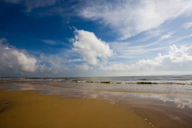 Обои картинки фото природа, побережье, волны, облака, песок