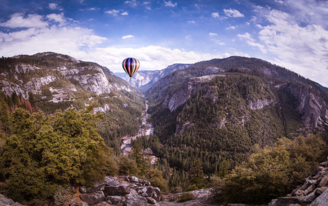 Обои картинки фото авиация, воздушные шары, природа, облака, воздушный, шар, скалы, деревья, california, yosemite, йосемити