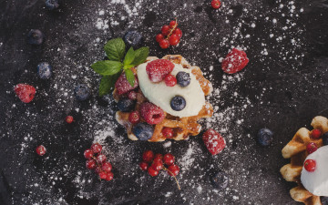 Картинка еда блины +оладьи ягоды малина черника мята крем вафли сладкое сахарная пудра красная смородина