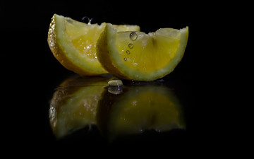 Картинка еда цитрусы капли отражение темный фон лимон сок дольки