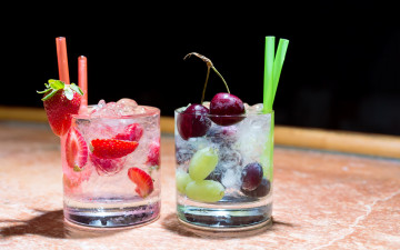 Картинка еда напитки +коктейль вишня ягоды клубника виноград коктейль стаканы трубочки