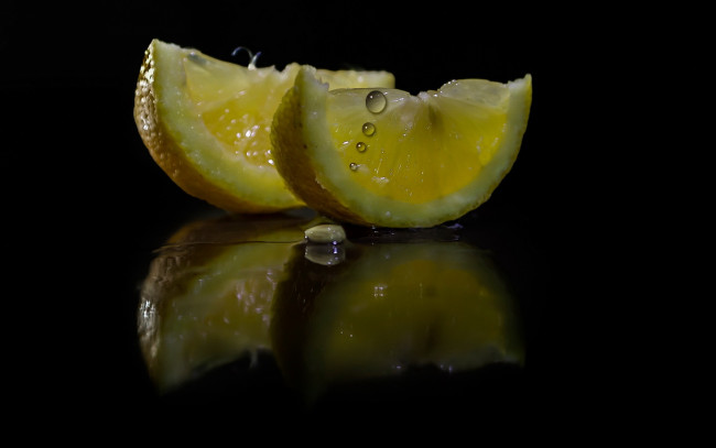 Обои картинки фото еда, цитрусы, капли, отражение, темный, фон, лимон, сок, дольки
