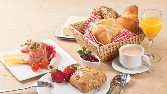 Обои картинки фото еда, хлеб,  выпечка, ягоды, кофе, завтрак, сыр, клубника, сок, выпечка, breakfast, ветчина
