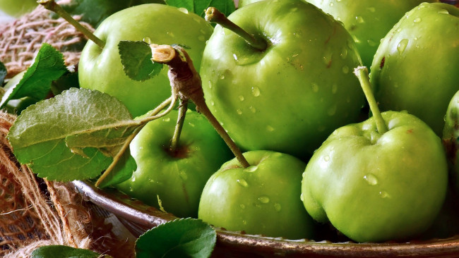 Обои картинки фото еда, Яблоки, яблоки, капли, зеленые