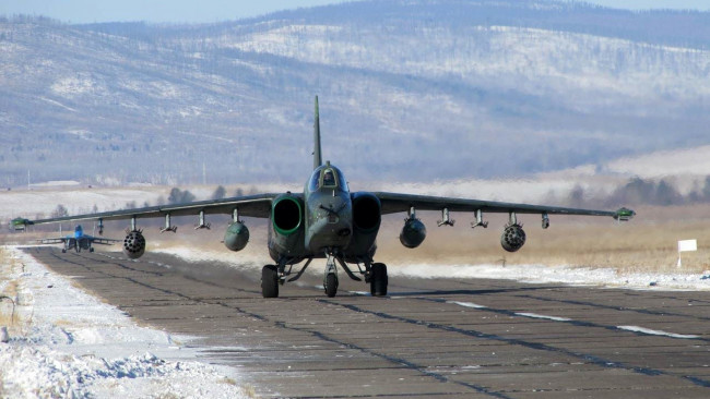 Обои картинки фото су-25, авиация, боевые самолёты, аэродром, зима, истребитель, взлетная, полоса, грач, frogfoot, штурмовик