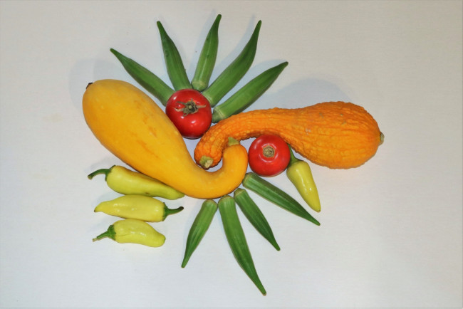 Обои картинки фото еда, овощи, перец, помидоры, бамия