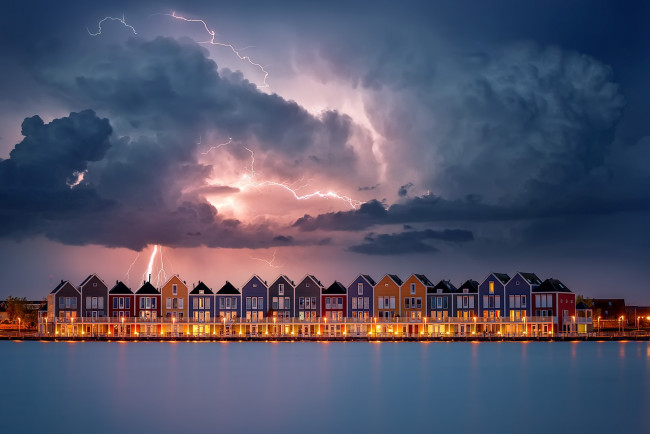 Обои картинки фото города, - панорамы, облака, вода, небо, вечер, дома, молния, огни