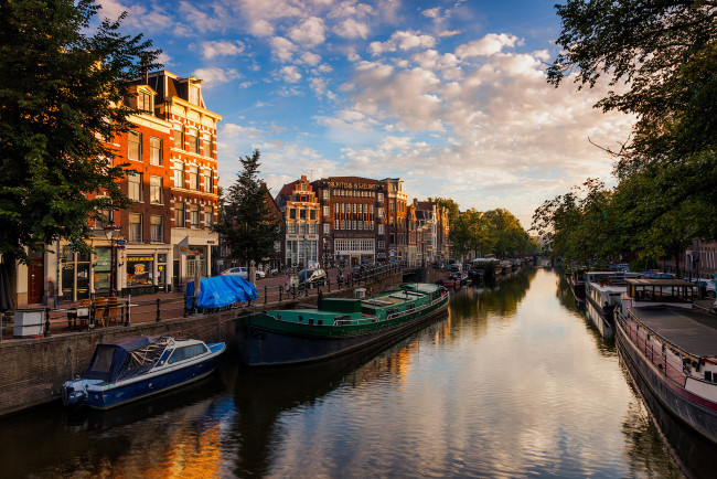 Обои картинки фото города, амстердам , нидерланды, канал, катера, набережная, небо, дома