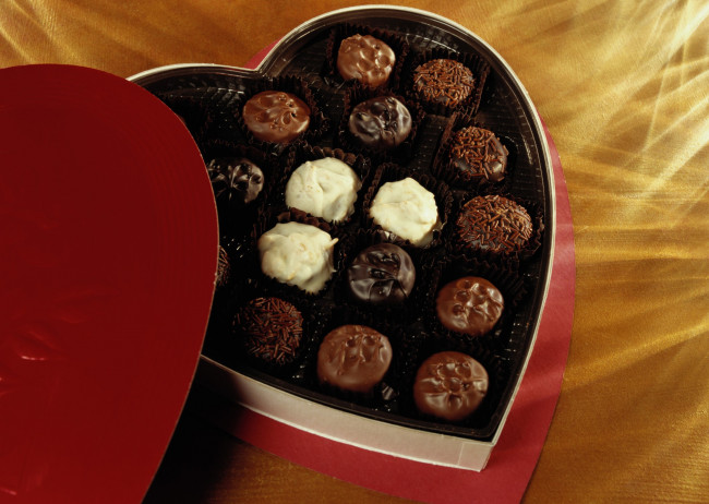 Обои картинки фото еда, конфеты,  шоколад,  сладости, коробка, сердечко