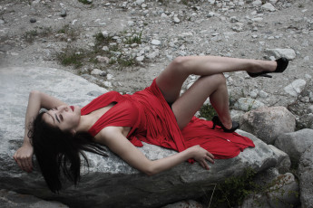Картинка девушки -+азиатки брюнетка платье каблуки камни