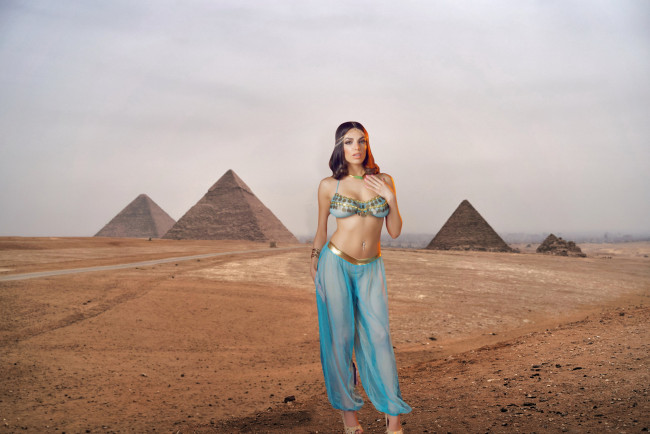 Обои картинки фото девушки, darcie dolce, пирамиды, шаровары