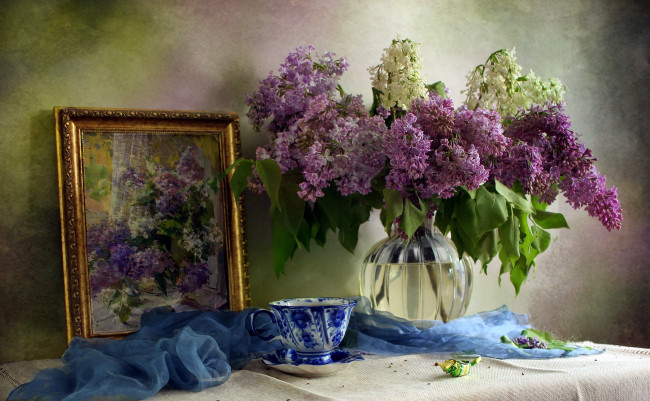 Обои картинки фото цветы, сирень, ваза, букет, белая, лиловая, картина, чашка