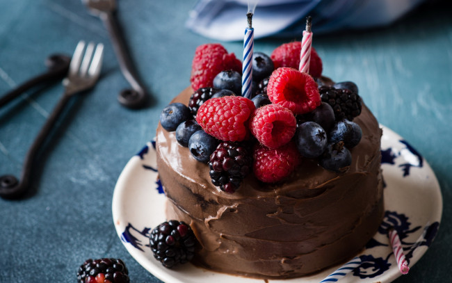 Обои картинки фото еда, торты, шоколадный, торт, малина, ежевика, свечи