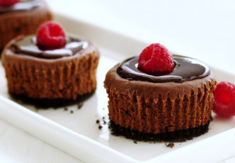 Картинка еда пирожные кексы печенье шоколад малина глазурь